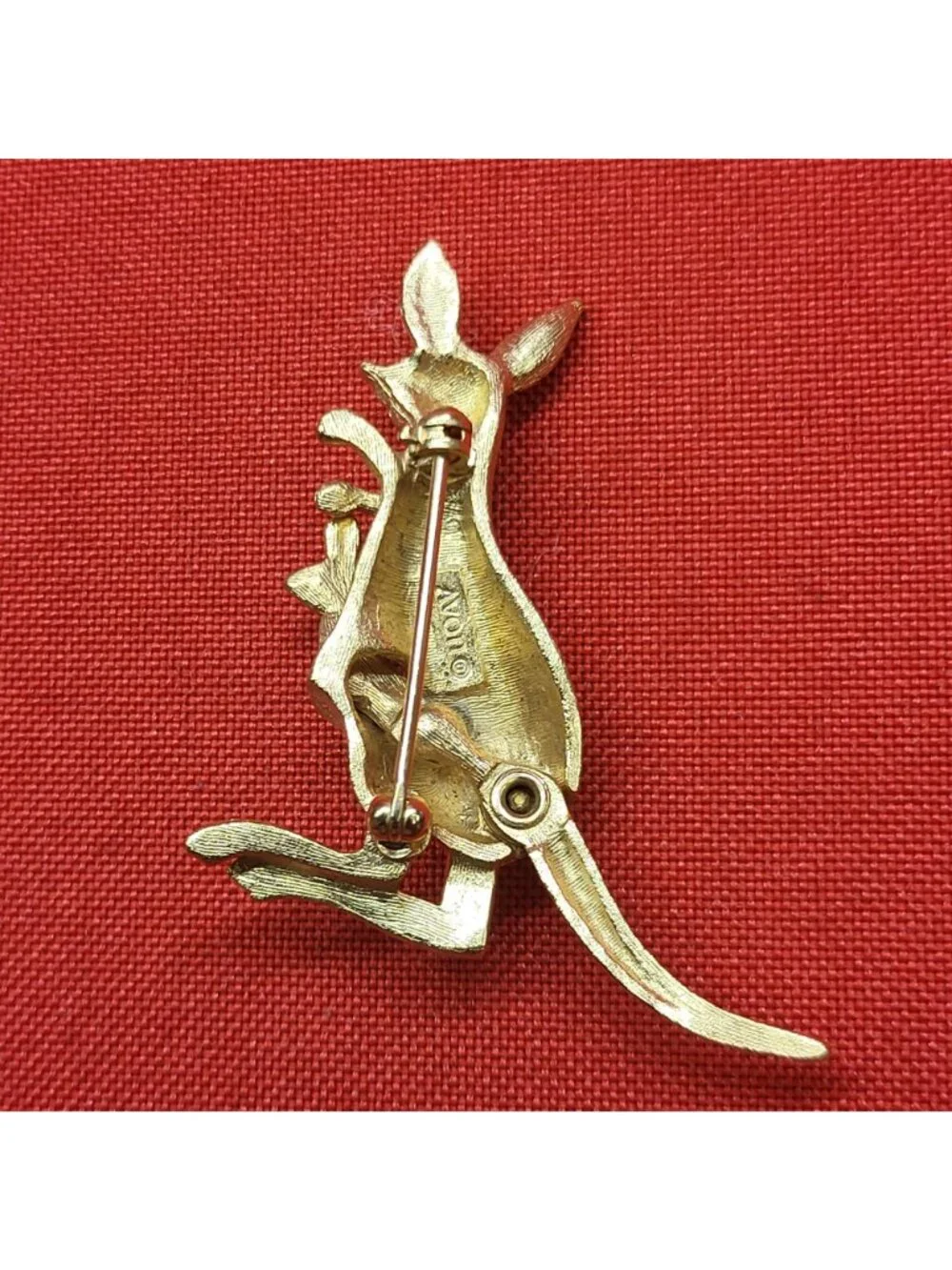 Vtg Avon Kangaroo & Baby Joey in Pouch Pin Brooch Jeweled Eyes Gold Tone 1975